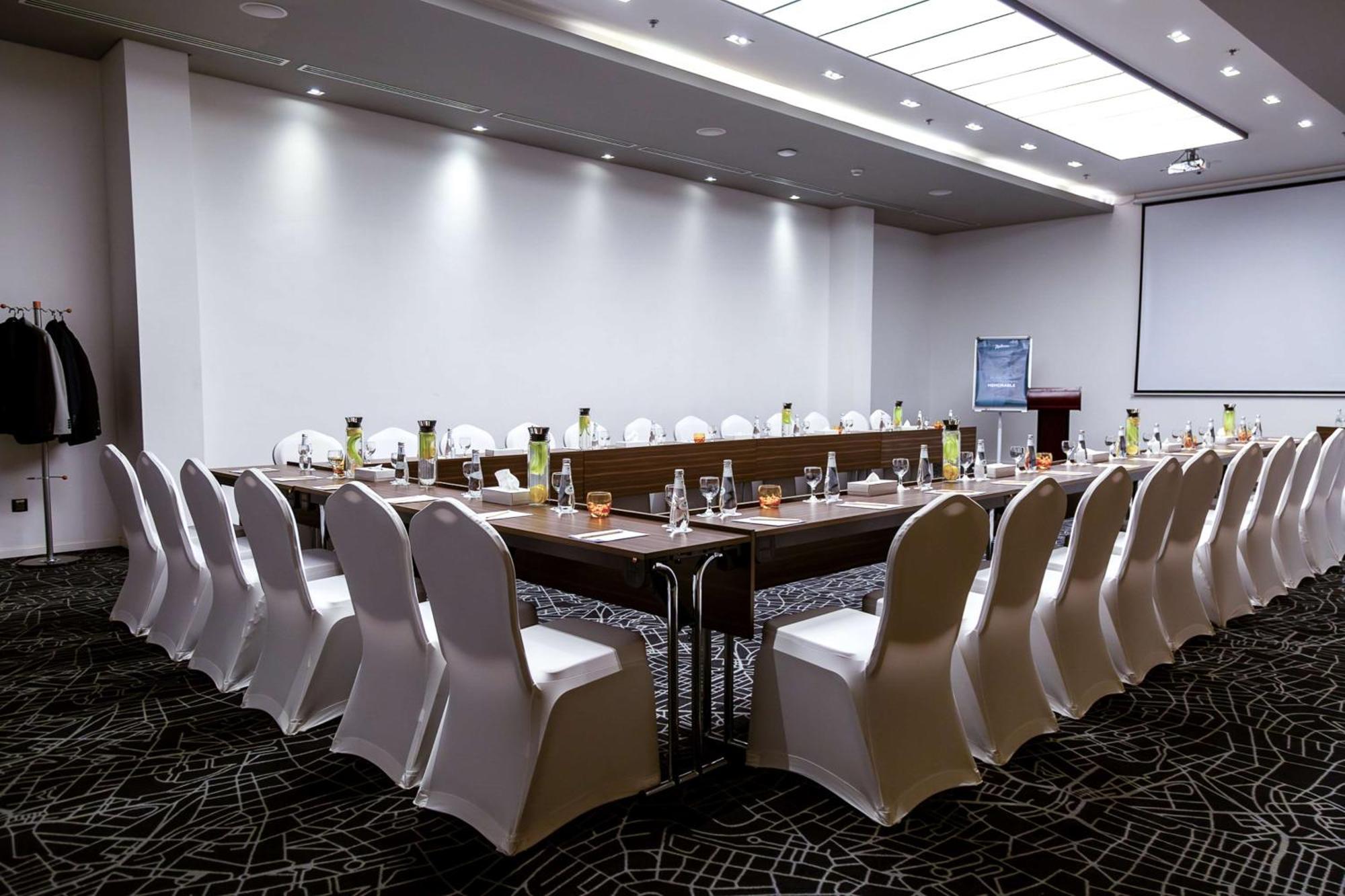 Radisson Hotel & Apartments Dammam Industrial City Eksteriør bilde